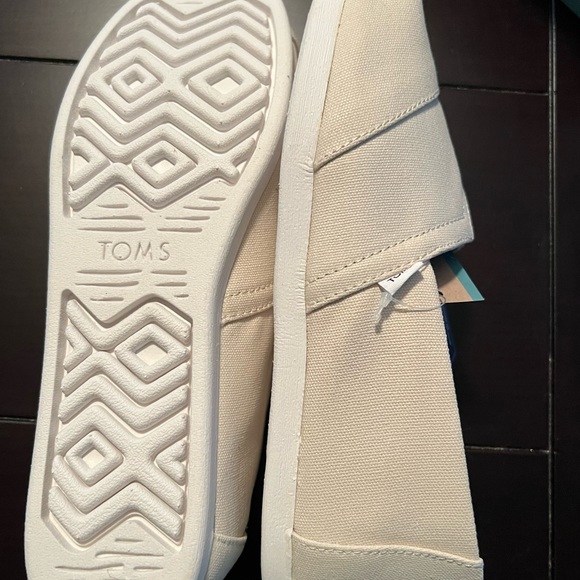 Toms brand new. Womens size 9..beige color. - Picture 3 of 4